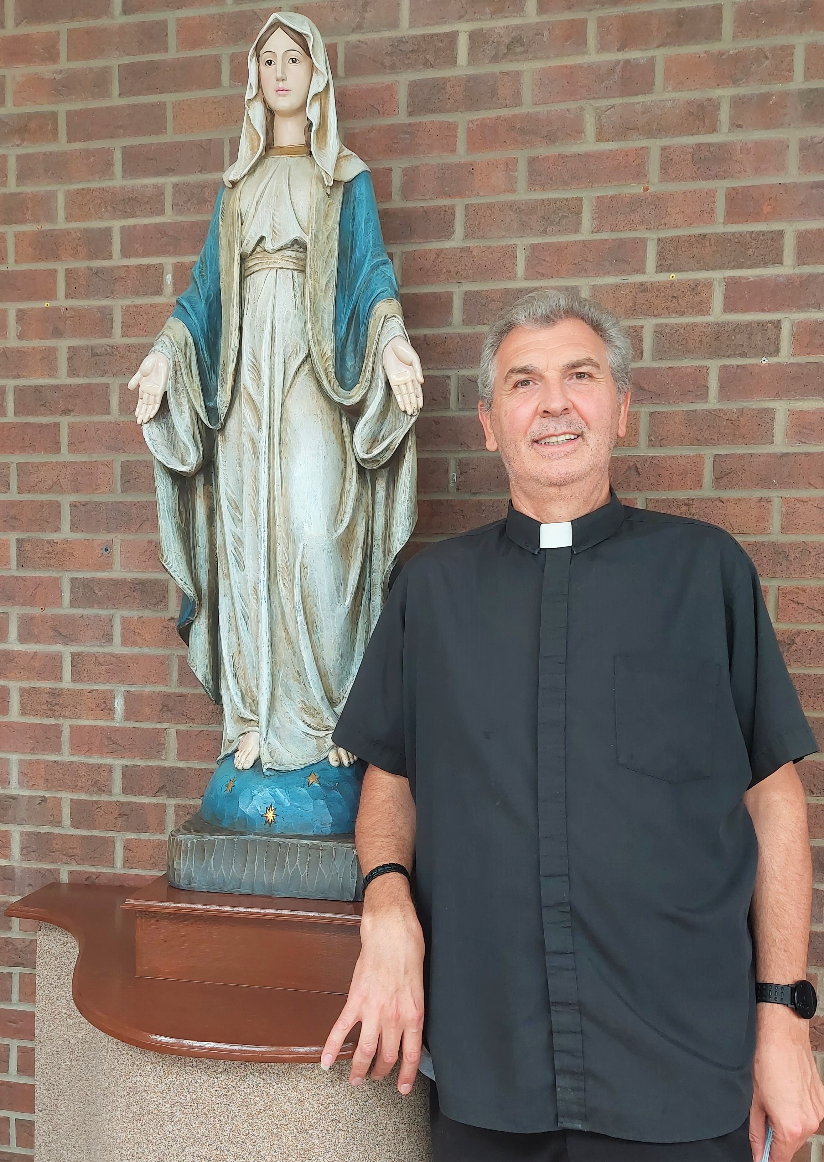picture of Fr Ruggiero with statue of Our Lady