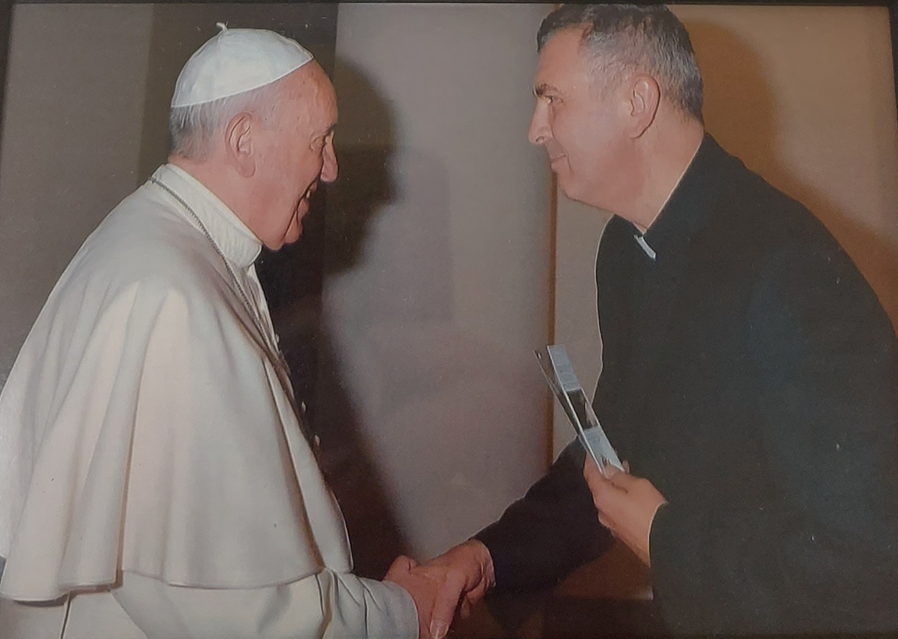 picture of Fr Ruggiero shaking hands with Pope Francis